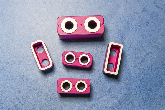 95% อลูมินาเซรามิกชิ้นส่วนอิเล็กทรอนิกส์ 3.6-3.9g / Cm3 สำหรับชิ้นส่วนรีเลย์ EV